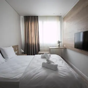Ornament Suites, Nilie Hospitality Mgmt Apartment